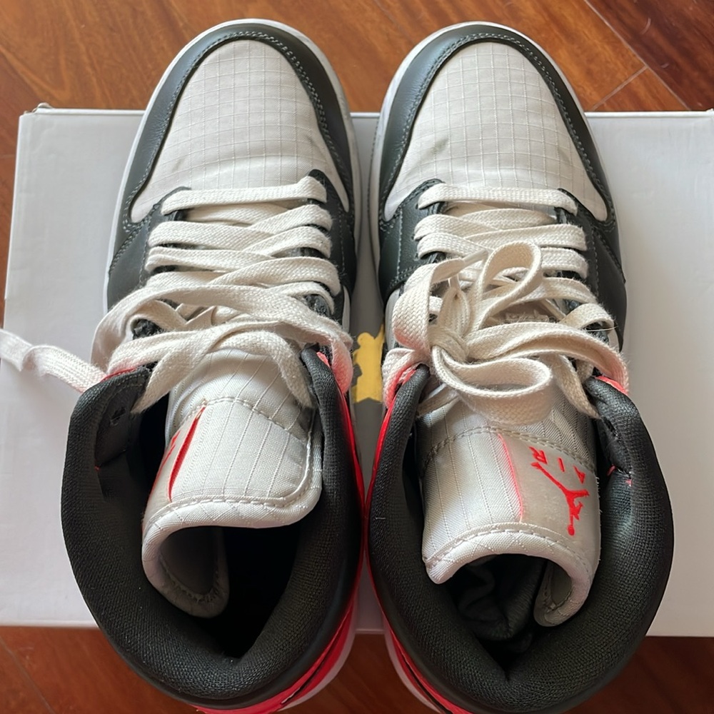 🚨SALE // Wmns Air Jordan 1 Mid SE 'Newsprint' - Picture 5 of 11